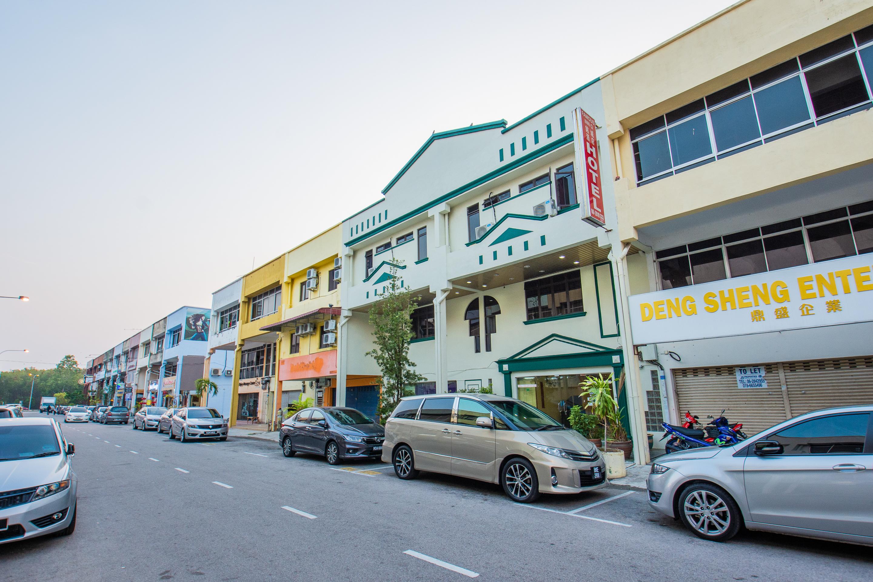 Oyo 764 Hotel Famous Inn Malacca Extérieur photo